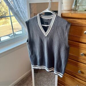 Original Use V-Neck Sweater Vest in Gray and White